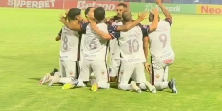 Jogadores do Betim comemoram gol marcado por Vitinho contra o Piauí