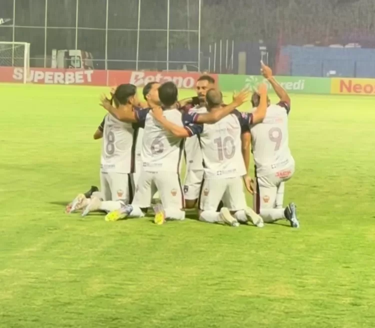 Jogadores do Betim comemoram gol marcado por Vitinho contra o Piauí