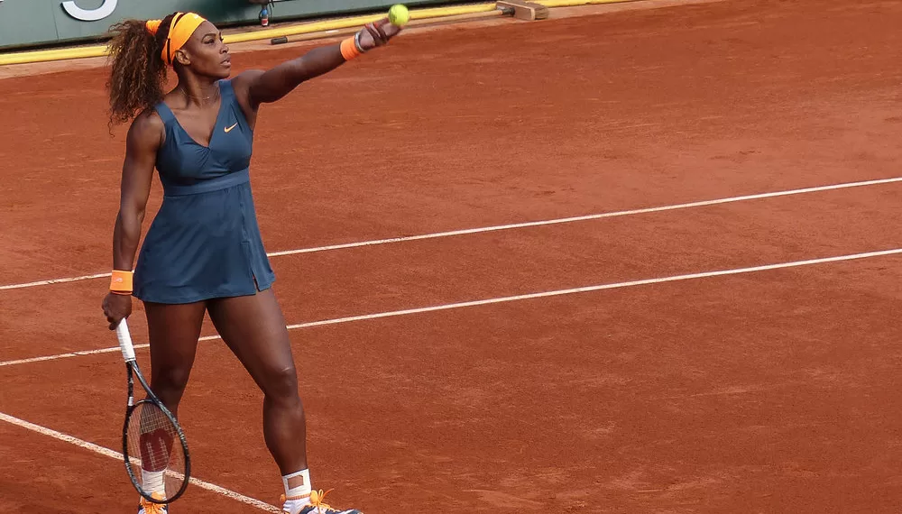 Serena Williams plays at the 2013 French Open, which she later won defeating Maria Sharapova - Foto Yann Caradec - By Creative Commons