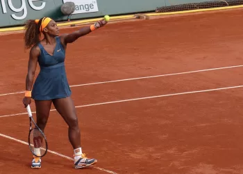 Serena Williams plays at the 2013 French Open, which she later won defeating Maria Sharapova - Foto Yann Caradec - By Creative Commons