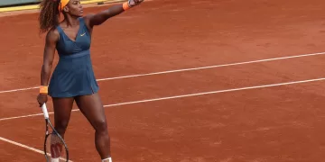 Serena Williams plays at the 2013 French Open, which she later won defeating Maria Sharapova - Foto Yann Caradec - By Creative Commons