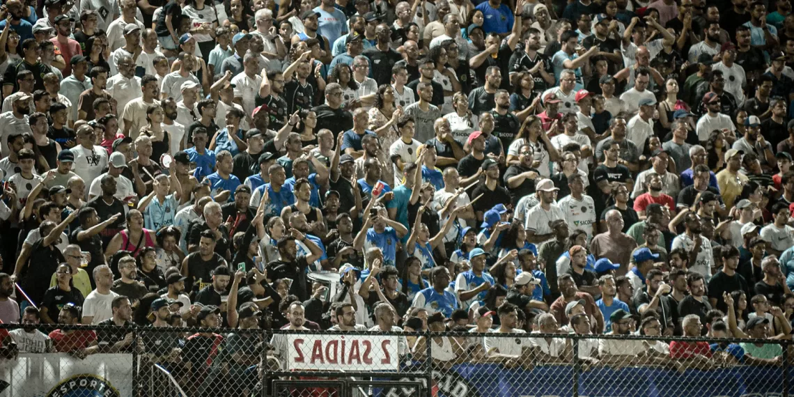 Torcida do North no estádio Juvêncio Augusto Soares em Montes Claros - 07-02-26 - Foto Lara Mendes - FMF