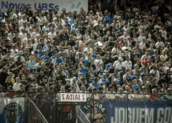 Torcida do North no estádio Juvêncio Augusto Soares em Montes Claros - 07-02-26 - Foto Lara Mendes - FMF
