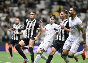 Person e Victor Hugo entre jogadores do Atlético no jogo das semis Atlético 1X1 América - Foto Mourão Panda