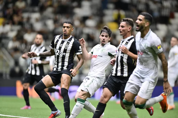 Person e Victor Hugo entre jogadores do Atlético no jogo das semis Atlético 1X1 América - Foto Mourão Panda
