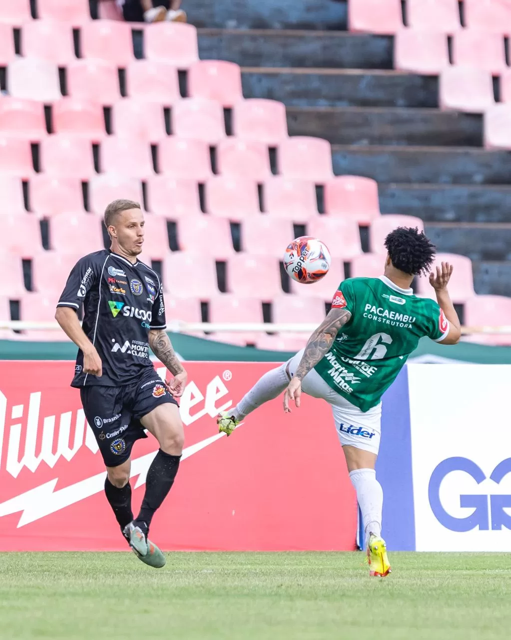Yuri Merlin divide bola com Luis Felipe - Uberlandia 1x1 North - Foto Bruno Cunha - FMF