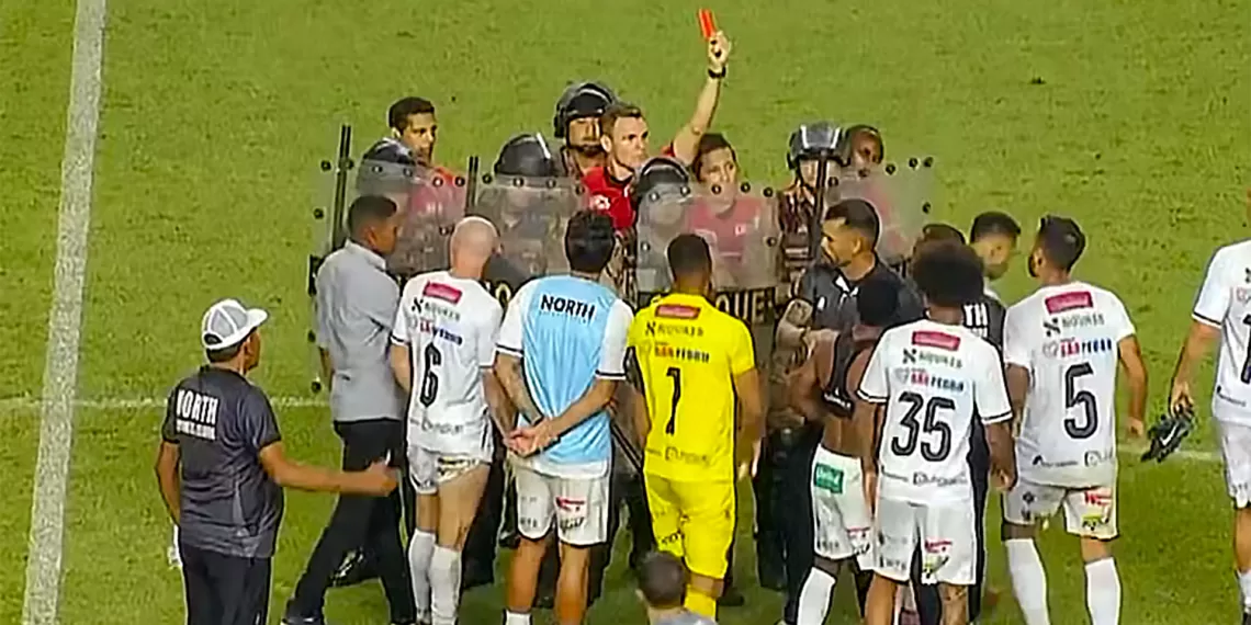 América x North termina em tumulto, expulsões, coro da torcida gritando vergonha e acusações contra a arbitragem no Mineiro.