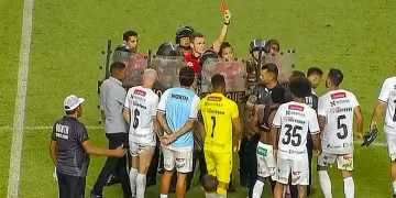 América x North termina em tumulto, expulsões, coro da torcida gritando vergonha e acusações contra a arbitragem no Mineiro.