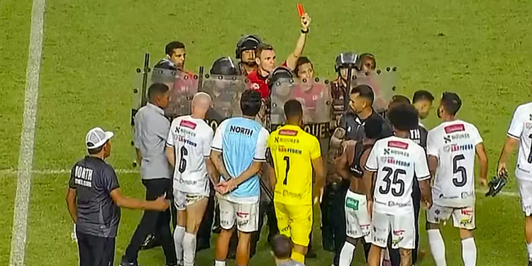 América x North termina em tumulto, expulsões, coro da torcida gritando vergonha e acusações contra a arbitragem no Mineiro.