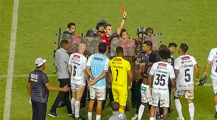América x North termina em tumulto, expulsões, coro da torcida gritando vergonha e acusações contra a arbitragem no Mineiro.