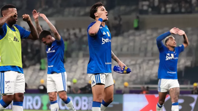 Cruzeiro vence Atlético-MG, encerra jejum e conquista o Campeonato Mineiro 2026 em final marcada por confusão
