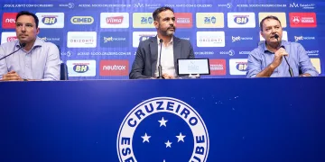 Arthur Jorge é apresentado oficialmente ao Cruzeiro ao lado do Dono do Time Pedro Lourenço e Seu filho Pedro Júnior - Foto Gustavo Aleixo