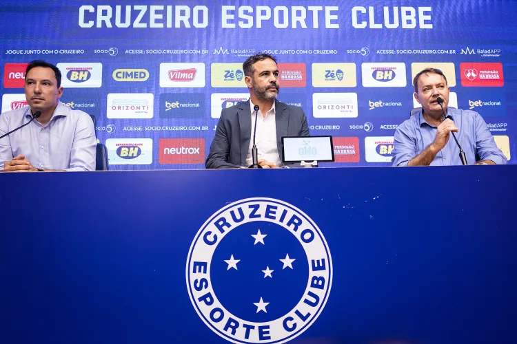 Arthur Jorge é apresentado oficialmente ao Cruzeiro ao lado do Dono do Time Pedro Lourenço e Seu filho Pedro Júnior - Foto Gustavo Aleixo