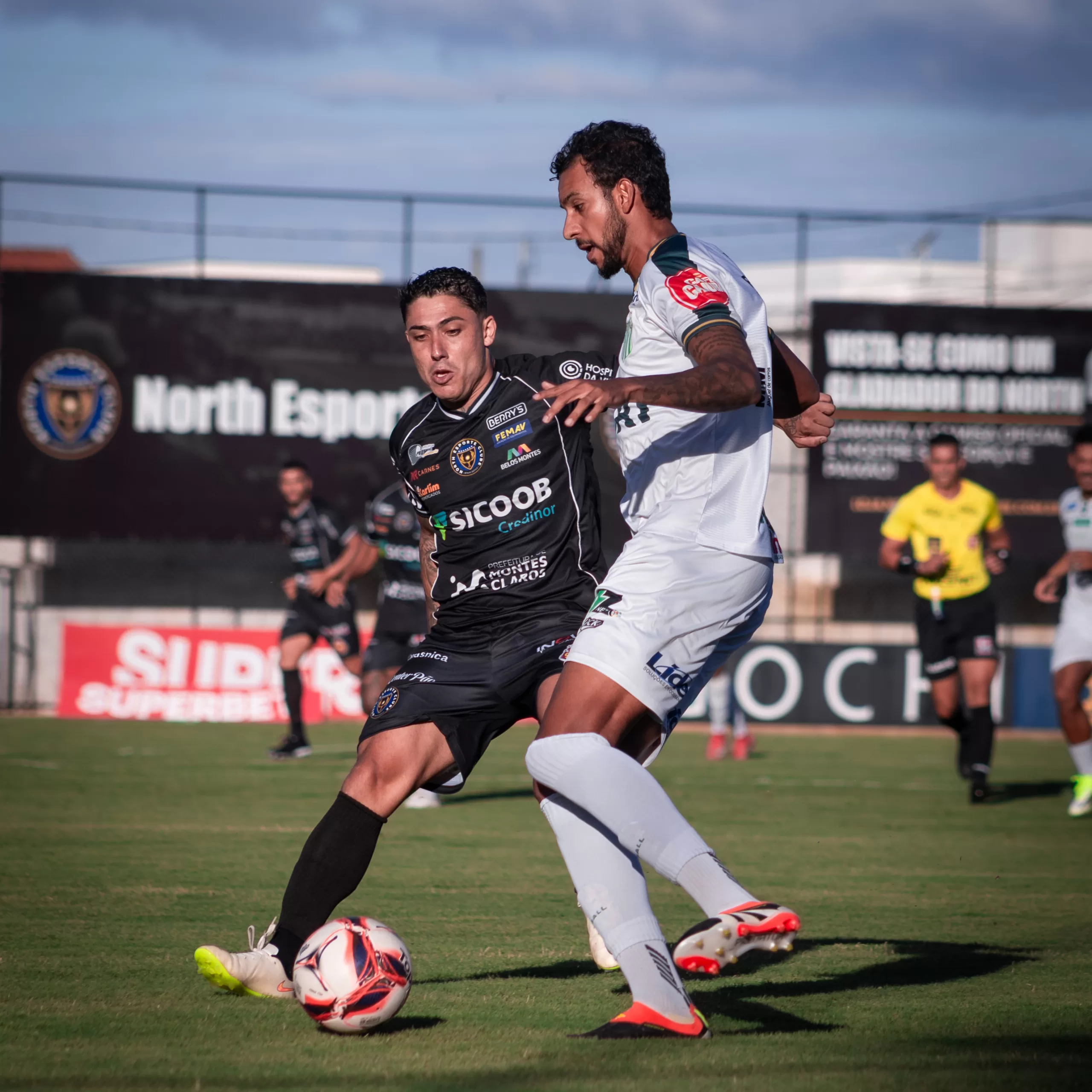 Bruno Lopes disputa bola com Rayne - Foto WILLAMFOTO.jpg
