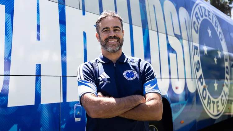 Artur Jorge inicia trajetória no Cruzeiro e visita a Toca da Raposa II pela primeira vez