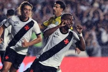 Vasco vence Palmeiras de virada, quebra tabu e deixa a lanterna na estréia de Renato Gaúcho