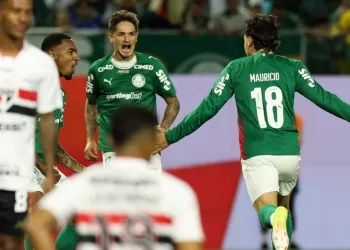 Palmeiras vence São Paulo e avança à final do Paulistão após Choque-Rei eletrizante e com polemica de arbitragem