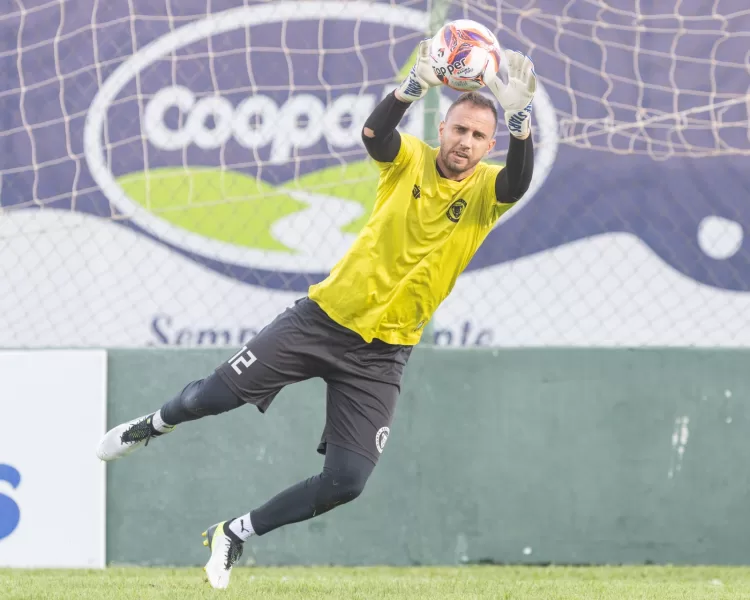 Rafael Pin goleiro do North em treinamento com bola - Foto JR Assessoria