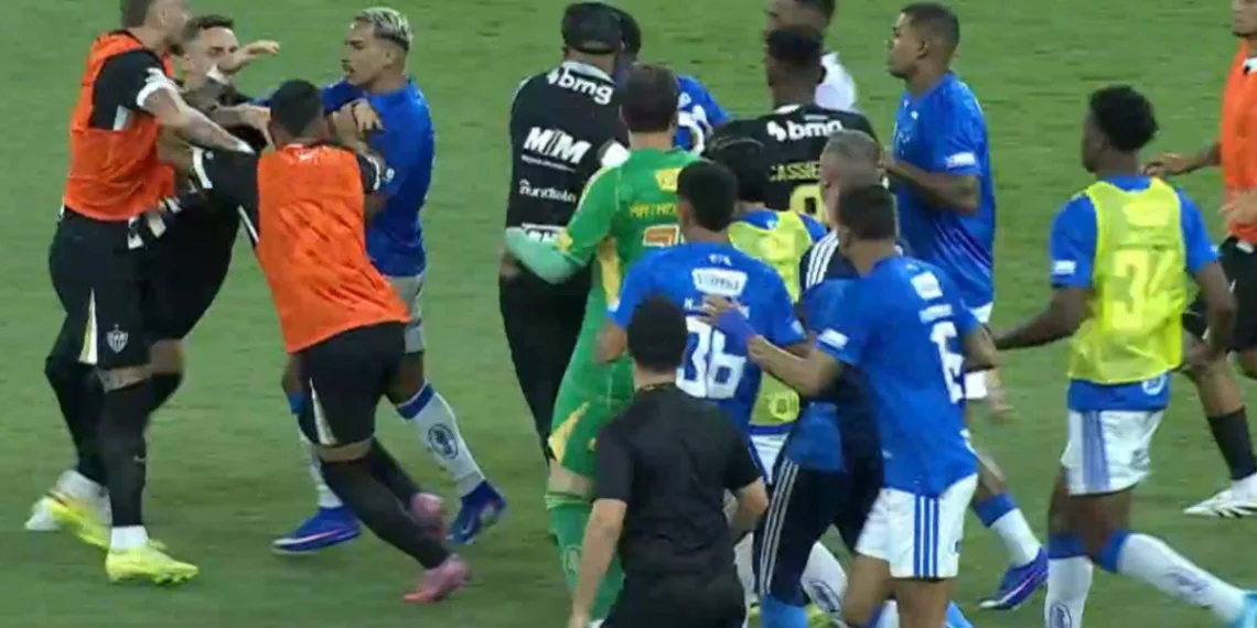 Briga entre jogadores de Atlético e Cruzeiro