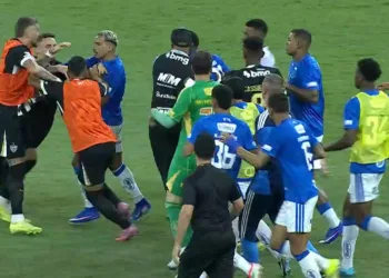 Briga entre jogadores de Atlético e Cruzeiro