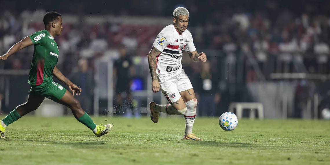 Palmeiras vence o São Paulo no Morumbis e dispara na liderança do Brasileirão