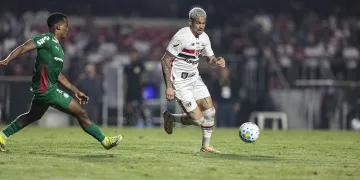 Palmeiras vence o São Paulo no Morumbis e dispara na liderança do Brasileirão