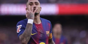 Raphinha brilha, Barcelona goleia Newcastle e avança às quartas da Champions League