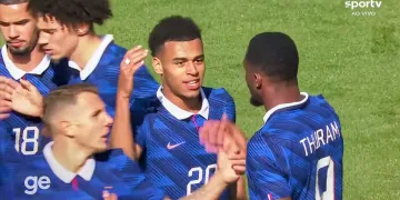 França passeia diante da Colômbia mesmo com reservas e reforça favoritismo a Copa