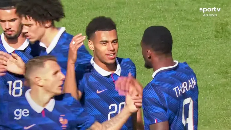 França passeia diante da Colômbia mesmo com reservas e reforça favoritismo a Copa