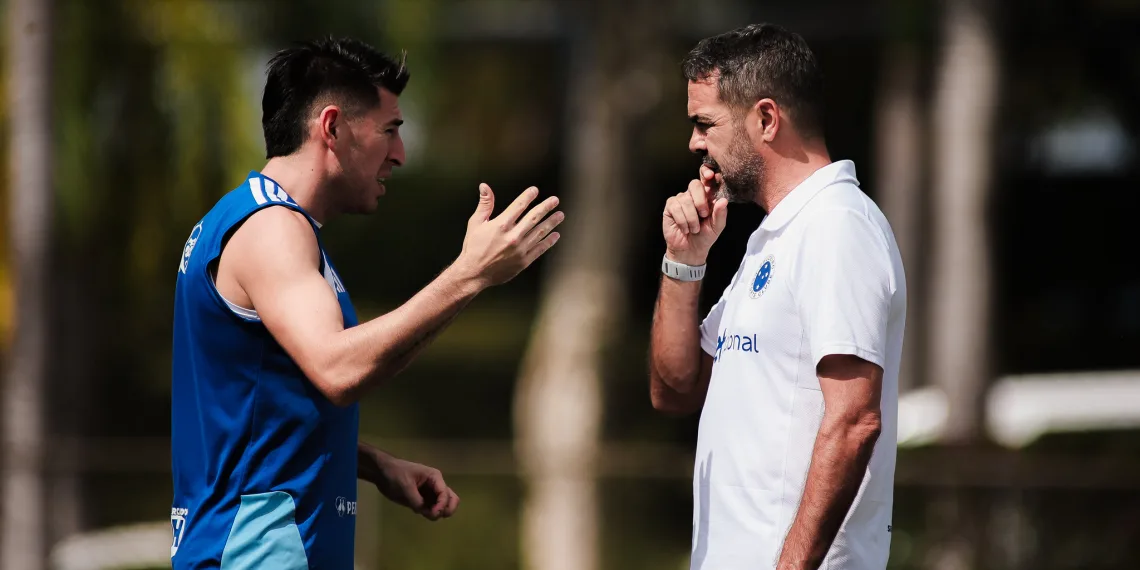 Arthur Jorge conversa com Villalba em treino na Toca da Raposa - Foto Gustavo Aleixo - Cruzeiro