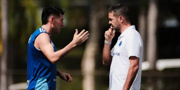 Arthur Jorge conversa com Villalba em treino na Toca da Raposa - Foto Gustavo Aleixo - Cruzeiro