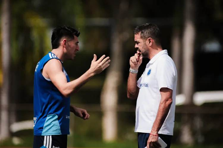 Arthur Jorge conversa com Villalba em treino na Toca da Raposa - Foto Gustavo Aleixo - Cruzeiro