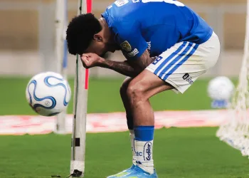 Libertadores: Cruzeiro domina, mas falha pelo alto e é superado pela Universidad Católica no Mineirão