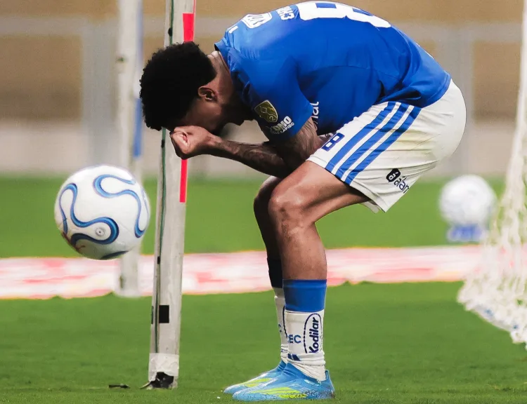 Libertadores: Cruzeiro domina, mas falha pelo alto e é superado pela Universidad Católica no Mineirão