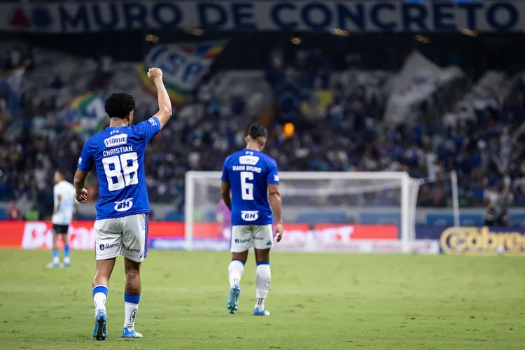 Cruzeiro, em atuação dominante, vence o Grêmio por 2×0 e deixa zona de rebaixamento do Brasileirão