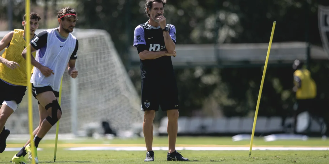 Eduardo Dominguez comanda treino no CT do Galo - Foto Pedro Souza - Atlético