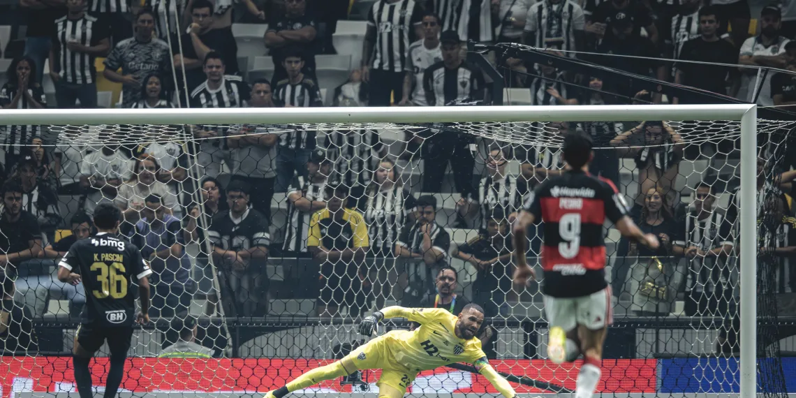 Everson faz grande defesa no jogo Atletico 0x4 Flamengo - Foto Pedro Souza - Atlético
