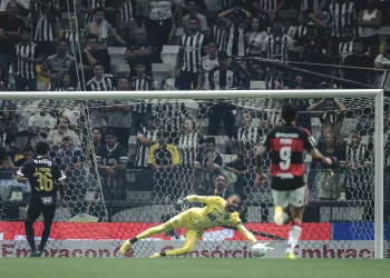 Everson faz grande defesa no jogo Atletico 0x4 Flamengo - Foto Pedro Souza - Atlético