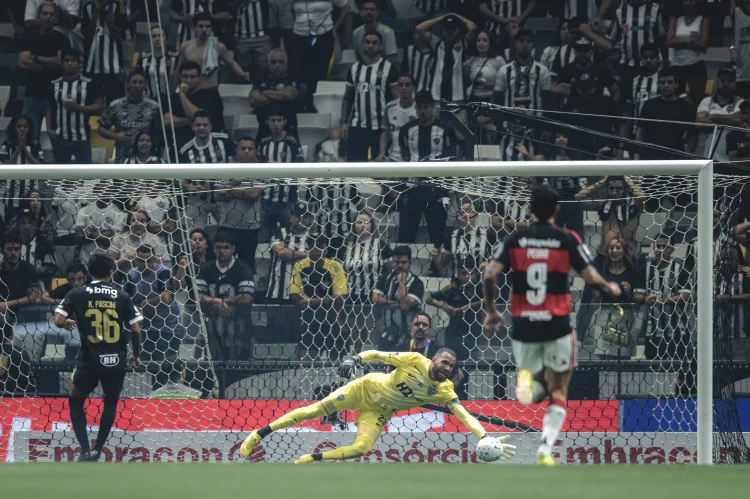 Everson faz grande defesa no jogo Atletico 0x4 Flamengo - Foto Pedro Souza - Atlético