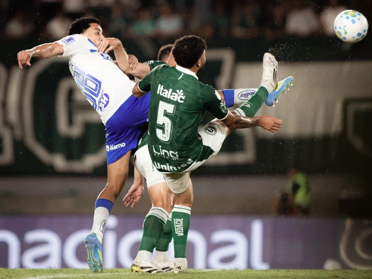 Tudo igual no Serra Dourada, Cruzeiro ensaia virada mas cede empate ao Goiás no último minuto