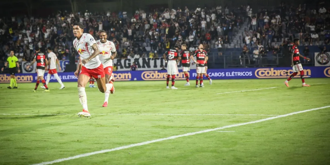 Bragantino goleia o Flamengo que cai para fora do g4