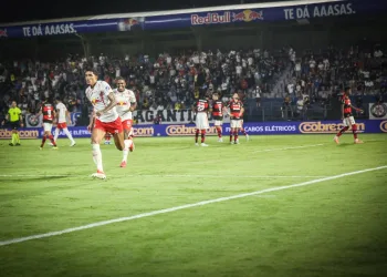 Bragantino goleia o Flamengo que cai para fora do g4