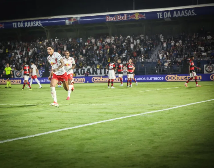 Bragantino goleia o Flamengo que cai para fora do g4