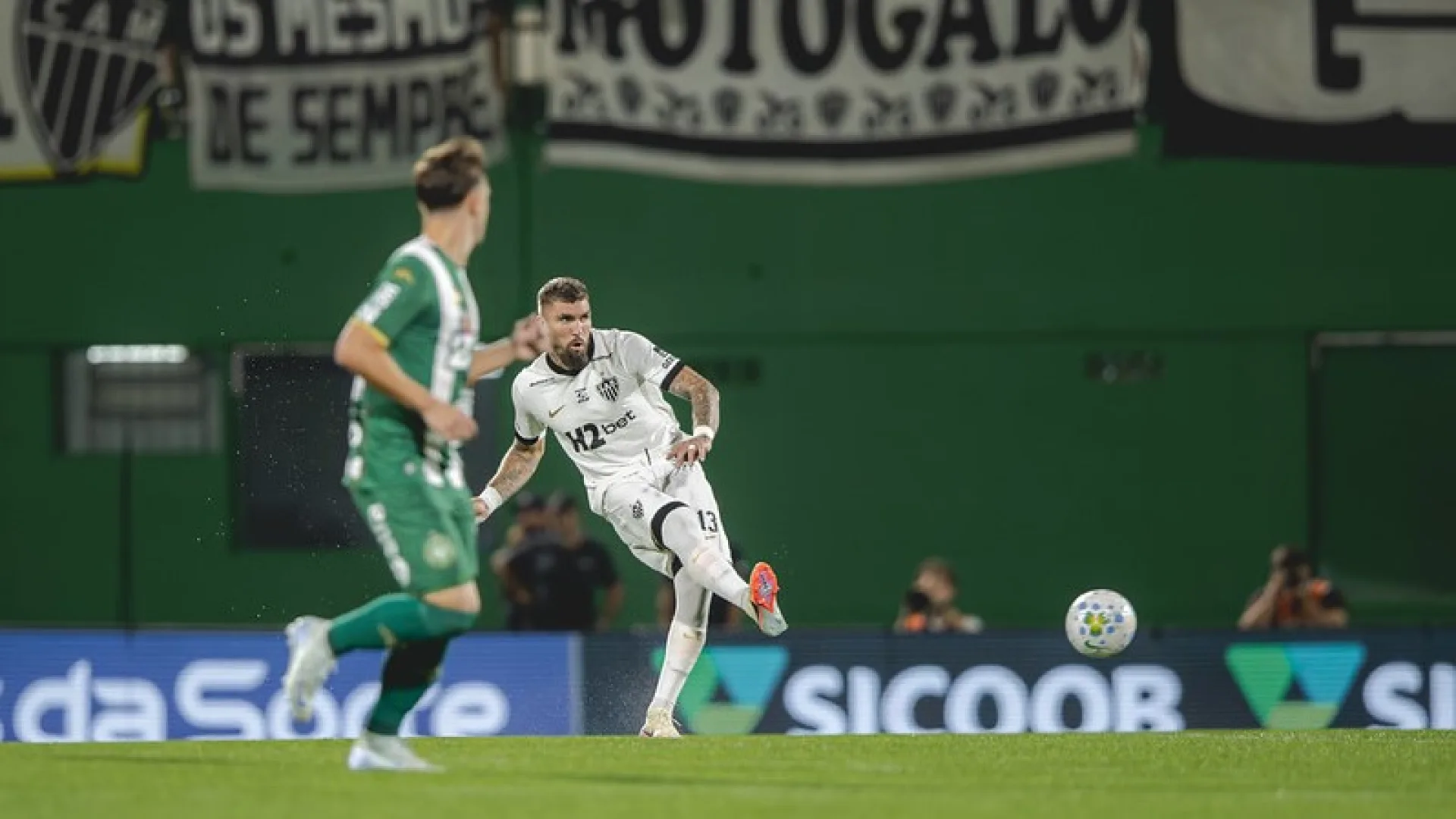 Lyanco voltou a atuar entre os titulares do Galo no jogo Chapecoense 0x4 Atletico - Foto Pedro Souza - Atlético
