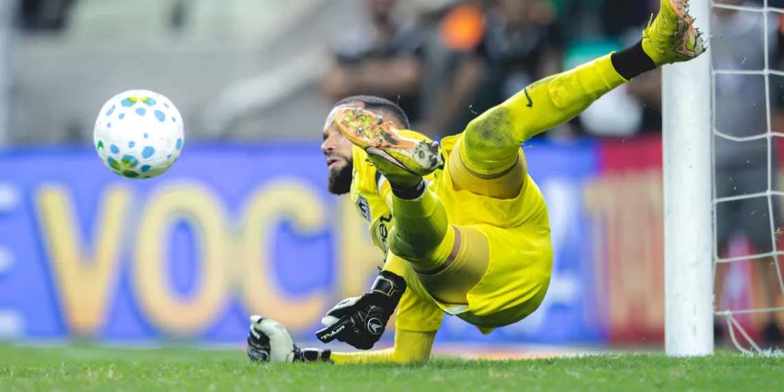 Everson defende pênalti contra o Ceará - Foto Pedro Souza - Atlético