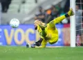 Everson defende pênalti contra o Ceará - Foto Pedro Souza - Atlético