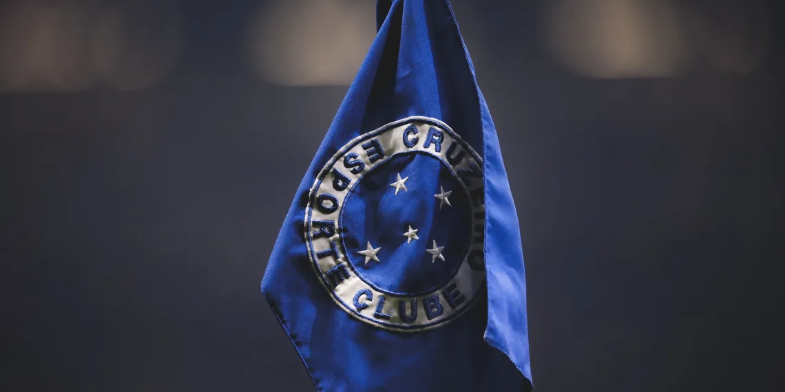 Bandeira do Cruzeiro no escanteio do Mineirão - Foto Gustavo Martins - Cruzeiro