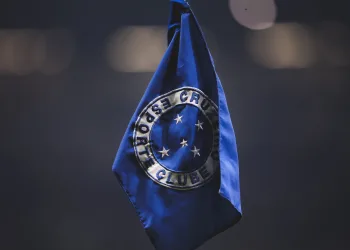 Bandeira do Cruzeiro no escanteio do Mineirão - Foto Gustavo Martins - Cruzeiro