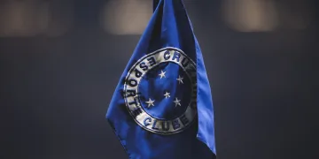 Bandeira do Cruzeiro no escanteio do Mineirão - Foto Gustavo Martins - Cruzeiro