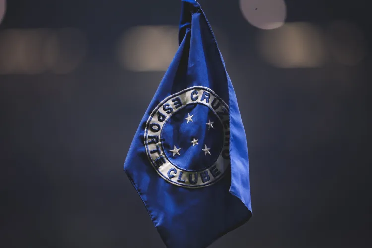 Bandeira do Cruzeiro no escanteio do Mineirão - Foto Gustavo Martins - Cruzeiro
